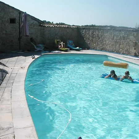 D'hotes Noailles Bed & Breakfast
